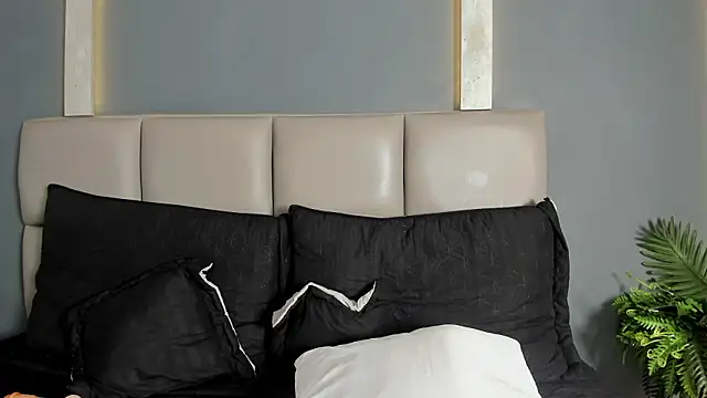 FemNoa online show from March 4, 2:02 pm