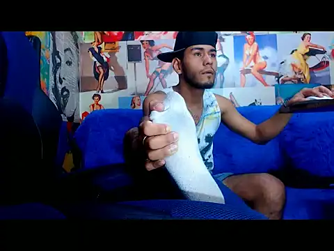 warmNoah online show from April 4, 6:49 pm