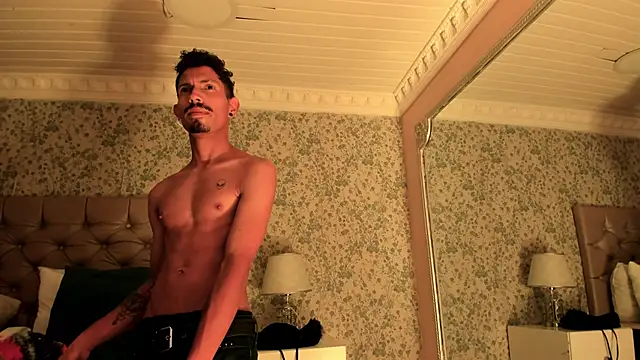 NoaahTylor online show from April 18, 4:03 am