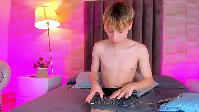 Isaac Grey online show from March 24, 7:29 pm