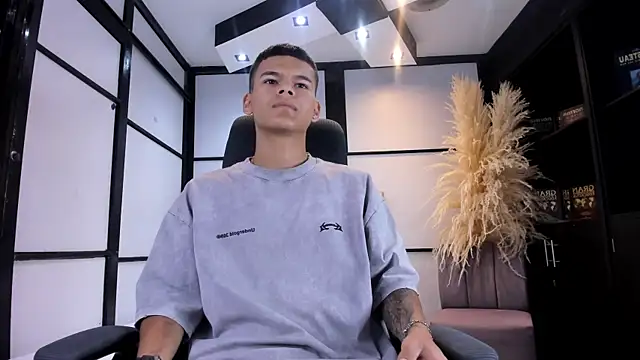 DylanRoyce  online show from March 31, 3:14 pm