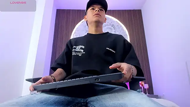 DylanRoyce  online show from April 20, 1:02 pm