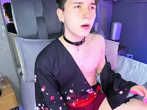 hollannd  online show from April 21, 9:21 pm