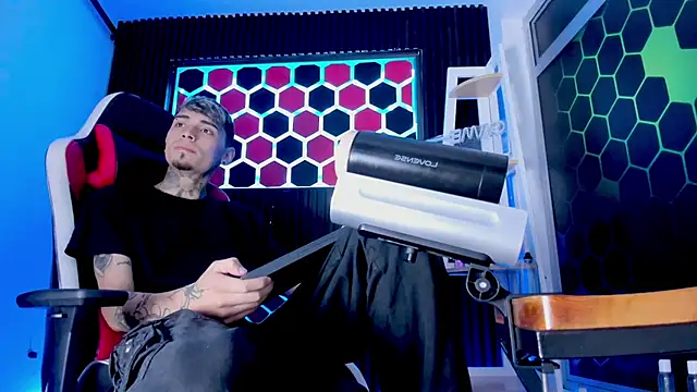 Max Hader  online show from April 2, 3:15 am