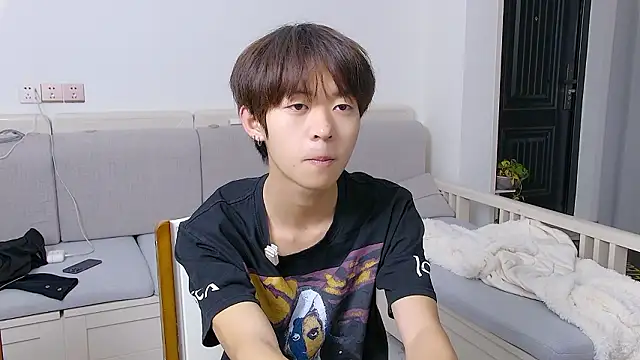 buding-001 online show from March 24, 11:26 am