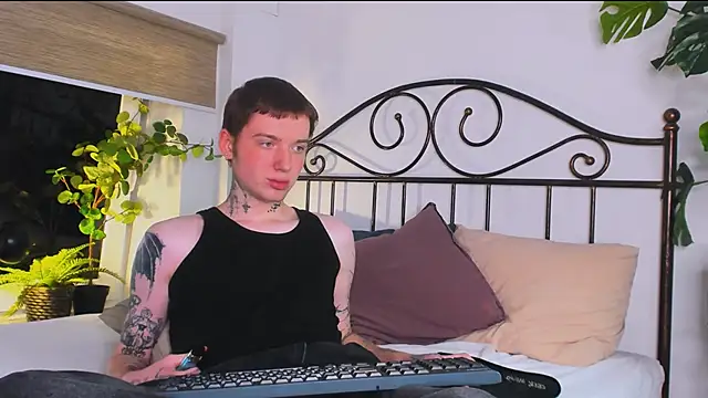 JusttJustin online show from April 16, 9:39 pm