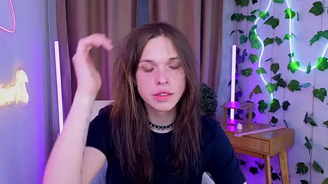  lou1s  online show from May 7, 9:26 pm
