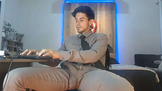 Andrew 4  online show from November 28, 3:32 am