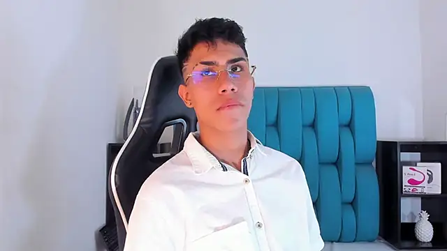 Snapshot of AlanNaughty chatting on February 5, 8:57 pm AlanNaughty online show from February 5, 8:57 pm