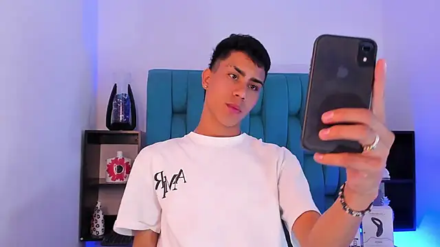 Snapshot of AlanNaughty chatting on December 21, 8:32 pm AlanNaughty online show from December 21, 8:32 pm