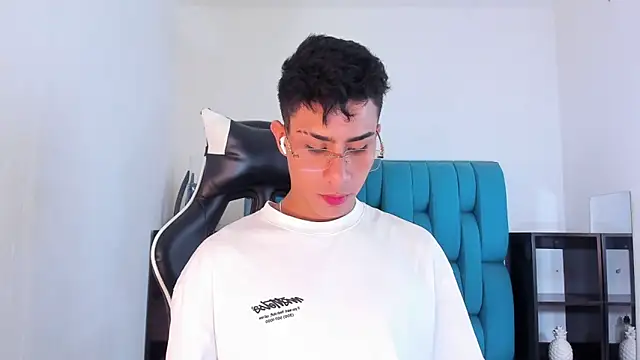 Snapshot of AlanNaughty chatting on February 18, 10:47 pm AlanNaughty online show from February 18, 10:47 pm