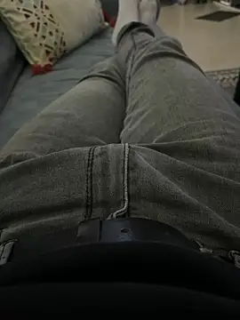 Snapshot of _Inchiodo_ chatting on December 23, 5:43 pm  Inchiodo  online show from December 23, 5:43 pm