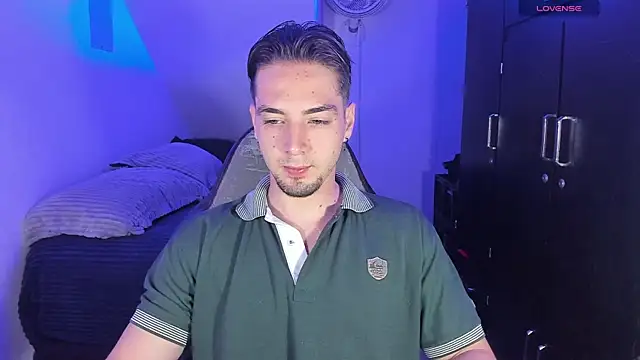 Snapshot of Alex_smith00 chatting on October 11, 2:26 am Alex smith00 online show from October 11, 2:26 am