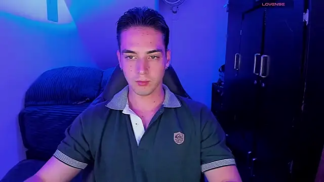 Snapshot of Alex_smith00 chatting on December 22, 10:58 pm Alex smith00 online show from December 22, 10:58 pm