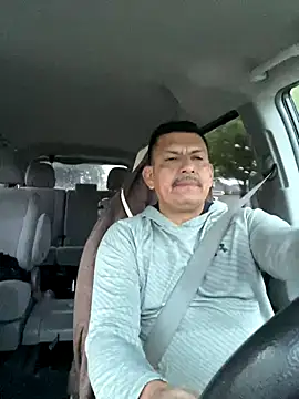 Snapshot of pumaHotz chatting on December 4, 11:24 pm pumaHotz online show from December 4, 11:24 pm