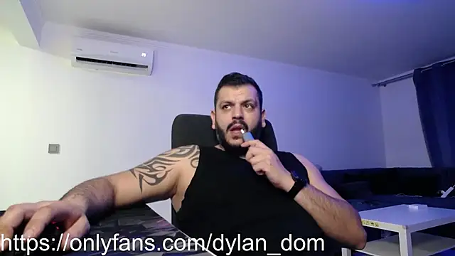 dyllan dom  online show from March 11, 11:01 pm
