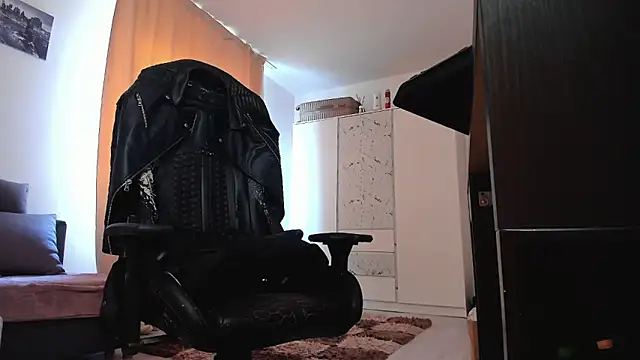 liamaesthetic online show from April 1, 9:00 am