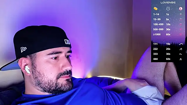 Snapshot of DominantTheo chatting on December 31, 2:40 am DominantTheo online show from December 31, 2:40 am