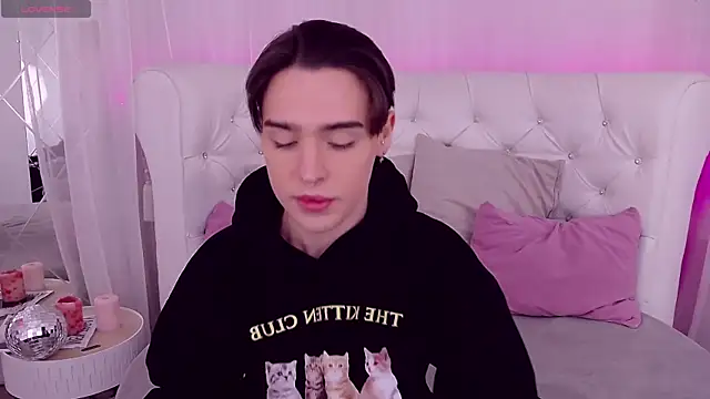 RobbyCharming online show from December 6, 6:50 pm