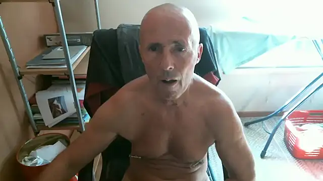 Snapshot of olibrius71 chatting on October 10, 12:21 pm olibrius71 online show from October 10, 12:21 pm