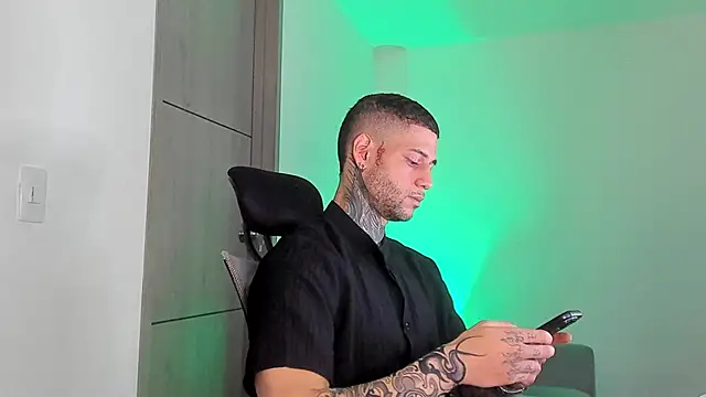  jamesleandros1 online show from April 21, 2:51 am