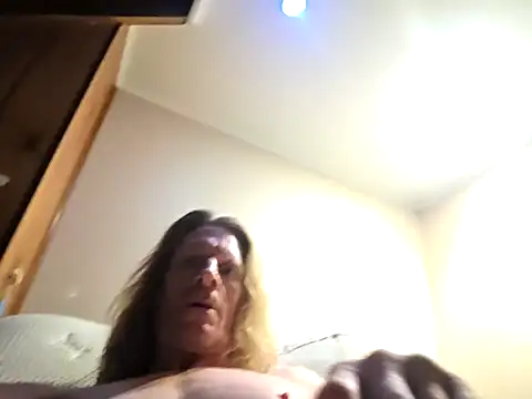 Travislovescum online show from November 13, 1:05 pm