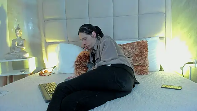 Hecatee 77 online show from February 3, 8:03 pm