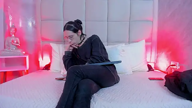 Hecatee 77 online show from December 2, 7:50 pm