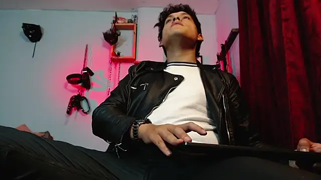 dom2travelersss online show from October 13, 11:44 pm